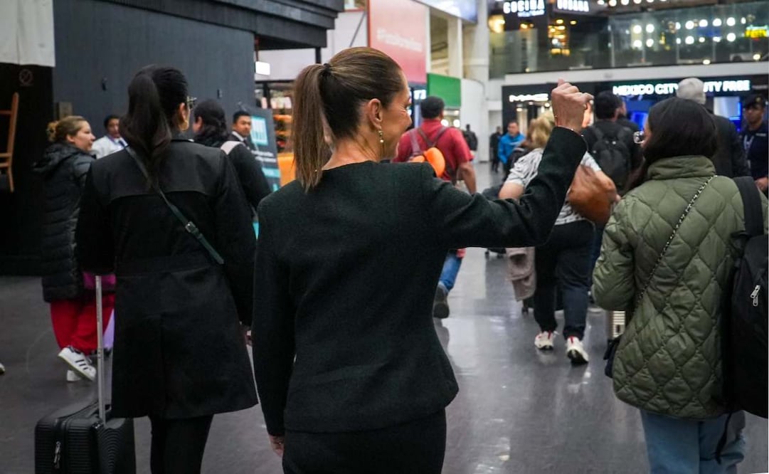 Sheinbaum aborda vuelo comercial rumbo a Brasil. Foto. Twitter @Claudiashein