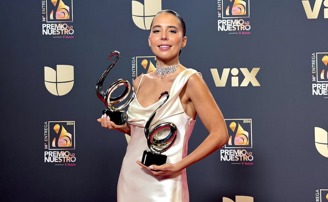 La cantante mexicana, Majo Aguilar, posa con sus galardones en la sala de prensa de la 38 edición de Premio Lo Nuestro.
 Foto: EFE/Alicia Civita.