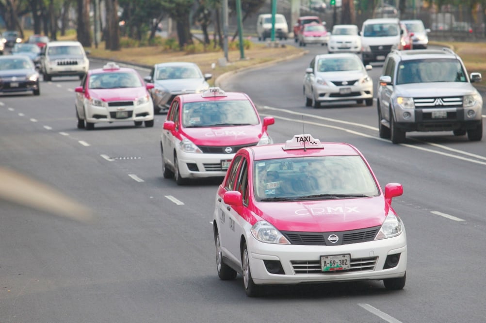 De acuerdo con los taxistas, las unidades que les piden adquirir para mantener la concesión cuesta a crédito por arriba de los 600 mil pesos. Foto: ARCHIVO EL UNIVERSAL