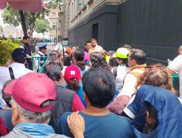 Manifestantes acuden a "nueva Corte" para que resuelvan sus demandas; "les dimos el voto, es la casa del pueblo", dicen