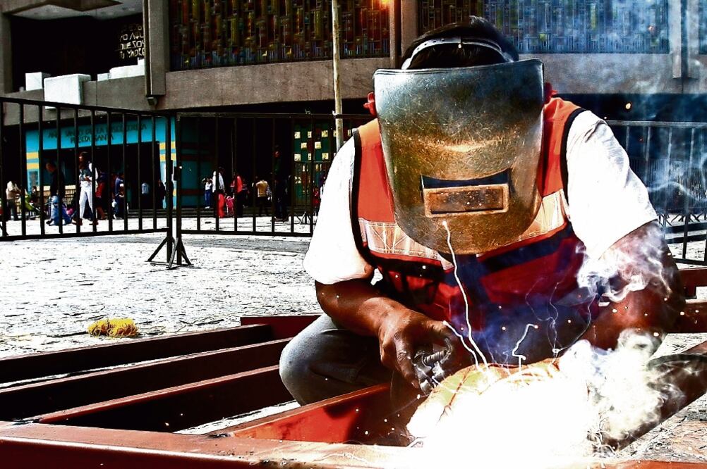 Limpieza, arreglo de puertas y colocación de rampas, son algunos trabajos realizados para recibir al Papa (MARIO GUZMÁN. EFE)