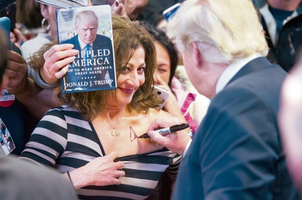 Trump firma un autógrafo tras dar un discurso en Manassas, Virginia, el miércoles (CLIFF OWEN. AP)