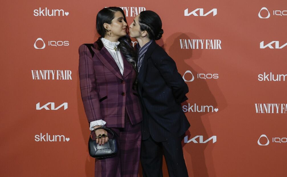 La cantante Emily Estefan y su pareja, Gemeny Hernández, a su llegada acto en el que Gloria recibe el premio Vanity Fair Personaje del año 2025.
FOTO: EFE/Juanjo Martín.