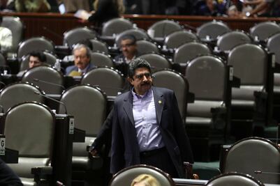 Manuel Espino deja bancada del MC "por diferir en la agenda política"