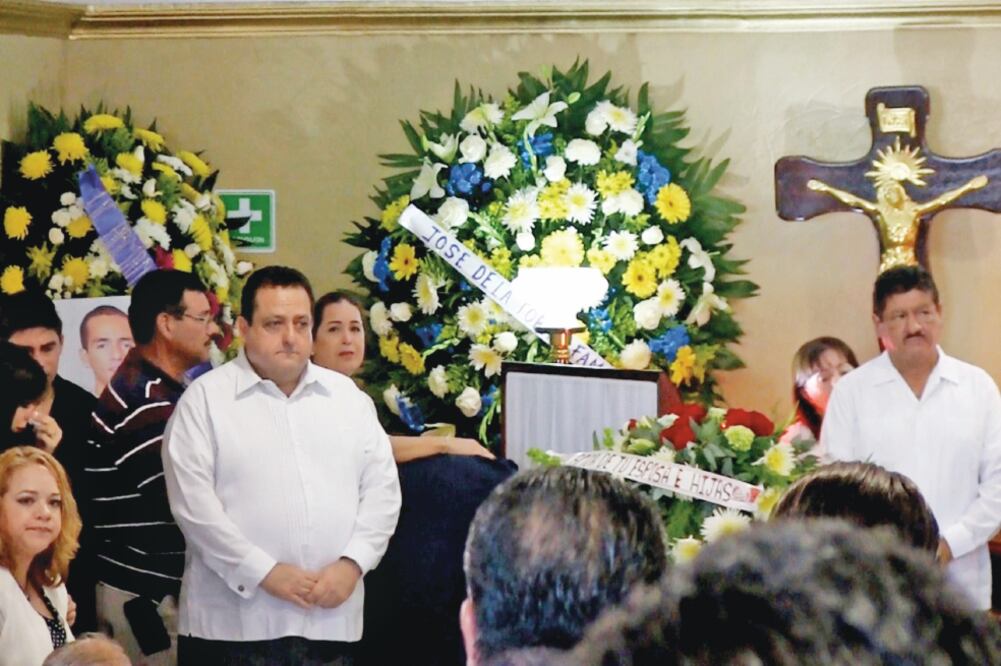 El mandatario estatal hizo guardia ante los féretros del ómbudsman y su hijo. (GLADYS NAVARRO. EL UNIVERSAL)