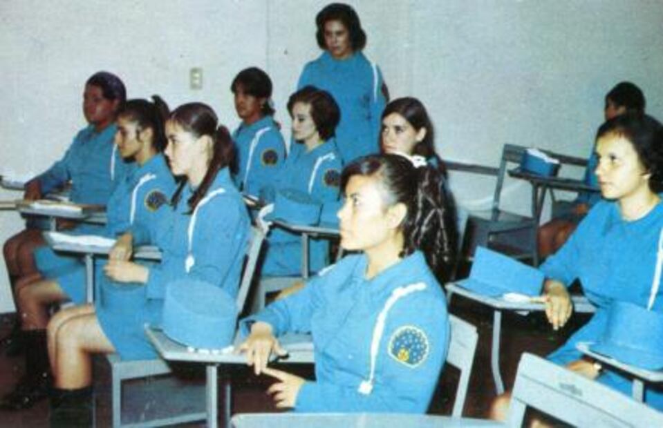 Mujeres policías, de la elegancia a la rudeza