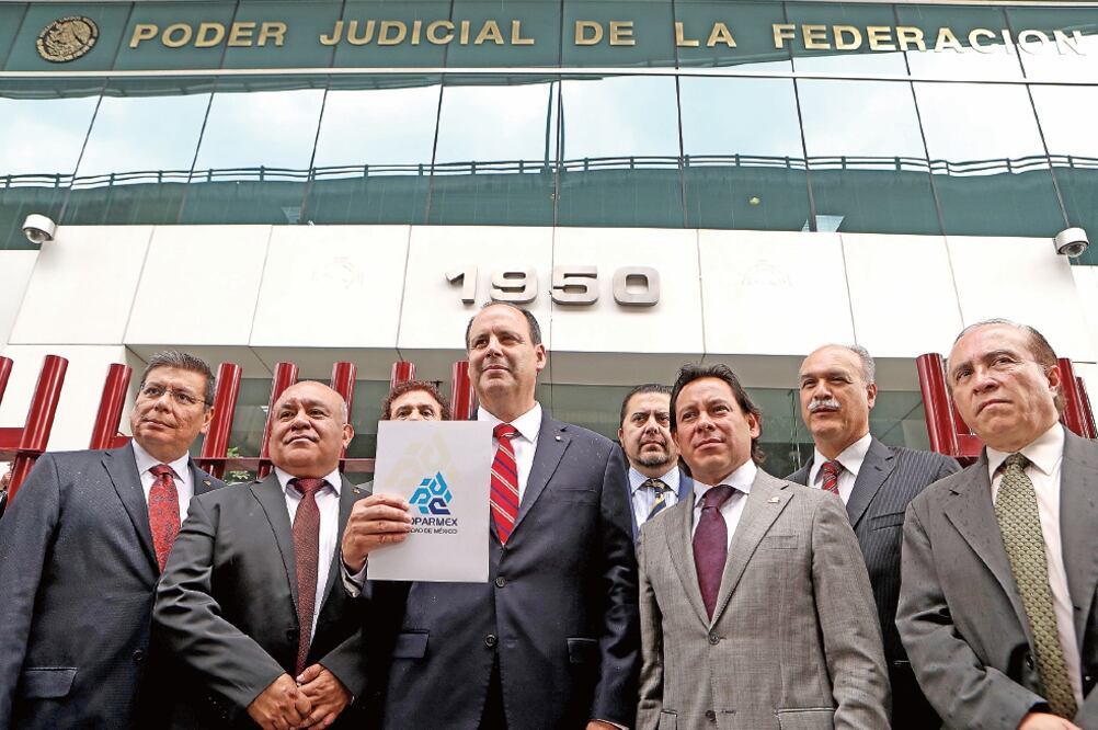 Gustavo de Hoyos Walther, presidente de Coparmex (centro), junto con dirigentes locales: Enoch Gutiérrez (Chiapas), Adrián Castrejón (Guerrero) y Benjamín Hernández (Oaxaca), entre otros, tras presentar la demanda de amparo (VALENTE ROSAS. EL UNIVERSAL)