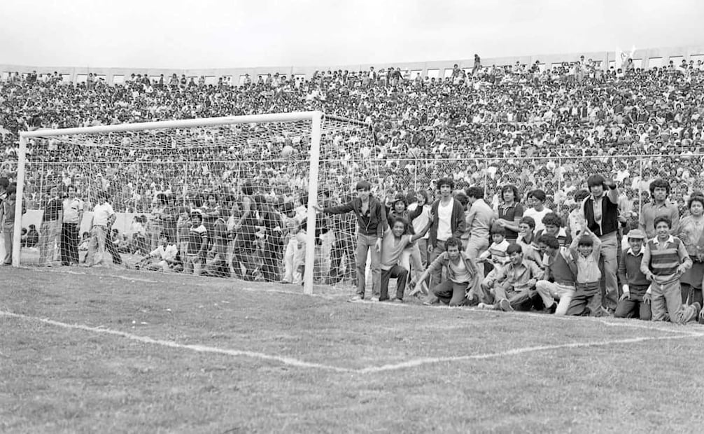 Tras permitir la entrada de 60 mil personas en un recinto de 35 mil, todas las gradas estaban atiborradas de fanáticos y hasta tuvieron que acomodarse en el campo de juego. EL UNIVERSAL describió que, “pese a que hubo una total invasión sobre la cancha, no se presentaron incidentes fuera del orden y todo se convirtió en una auténtica romería”. Foto: Archivo EL UNIVERSAL.