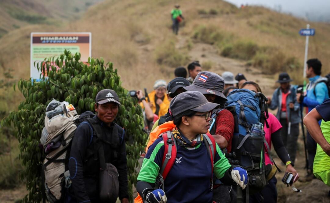 Senderistas locales y extranjeros bajan de la montaña Rinjani durante una evacuación un día después del terremoto de Lombok (Foto: EFE)