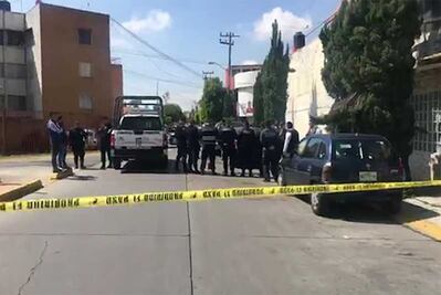 Hallan 6 cadáveres dentro de auto estacionado en Neza