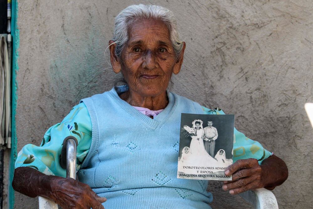 Eustolia Ríos Acevedo tiene 34 años de ser viuda de Toribio Orozco, revolucionario zapatista. Vive en Tlaltizapan, Morelos, con su hijo mayor (GERMÁN GARCÍA. EL UNIVERSAL)