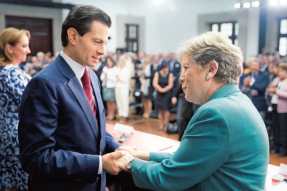 El presidente Enrique Peña Nieto saluda a Alicia Bárcena, titular de la Cepal, tras la inauguración del 36 periodo de sesiones del organismo (XINHUA)
