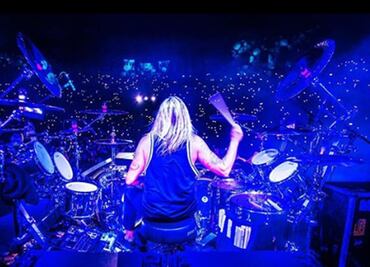 Baterista de Evanescence se lanza contra "grupo de imbéciles" que dañó instrumentos