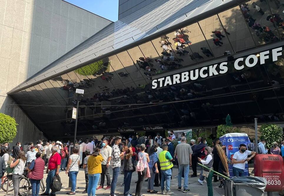 Contribuyentes de la Ciudad de México hacen largas filas en las oficinas del SAT ubicadas en la Torre Caballito, sobre paseo de la Reforma, para obtener su Constancia de Situación Fiscal