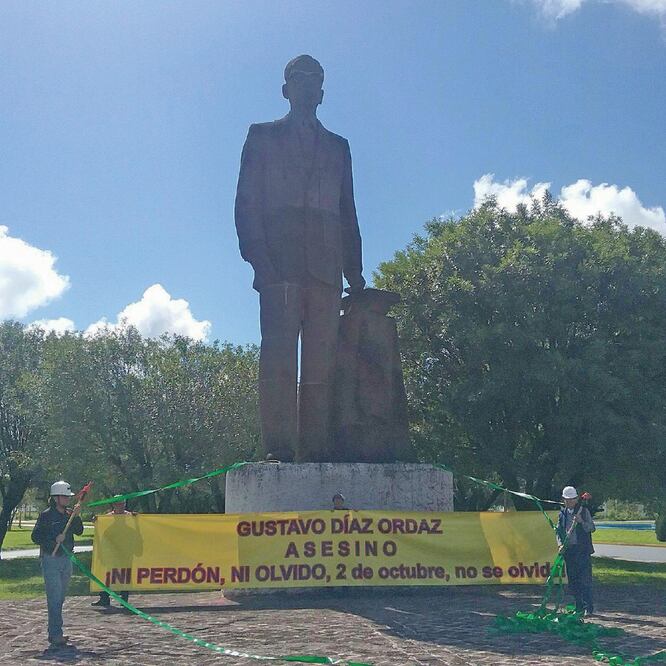 Acción. En Nuevo León, activistas se ofrecieron para demoler una gigantesca estatua de Díaz Ordaz (DAVID CARRIZALES. EL UNIVERSAL)