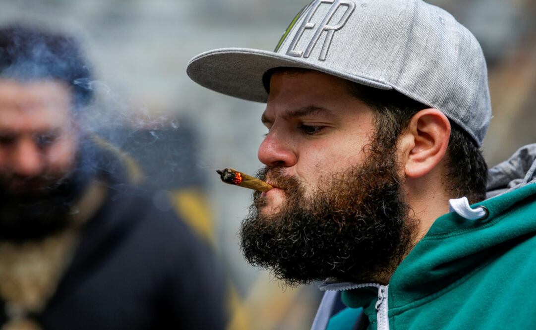 Jonathan Hirsh smokes a joint during a "wake and bake" event on the day Canada legalizes recreational marijuana, in Toronto, Ontario, Canada - Photo: Carlos Osorio/REUTERS