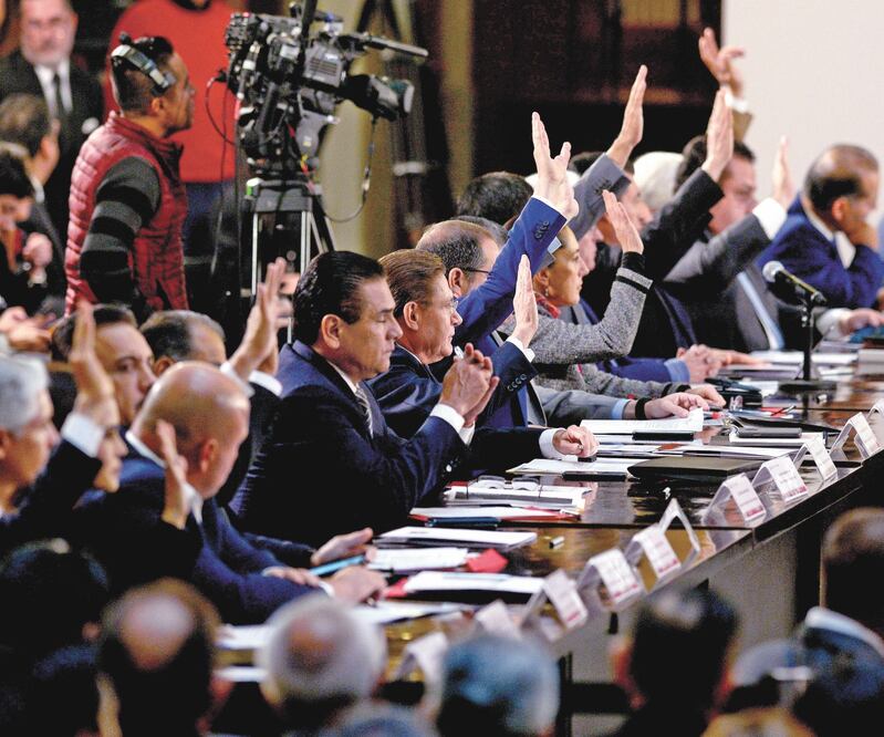 A Palacio Nacional acudieron representantes de los Poderes Judicial y Legislativo, sociedad civil, CNDH y gobernadores (en la foto). Foto: Diego Simón. EL UNIVERSAL