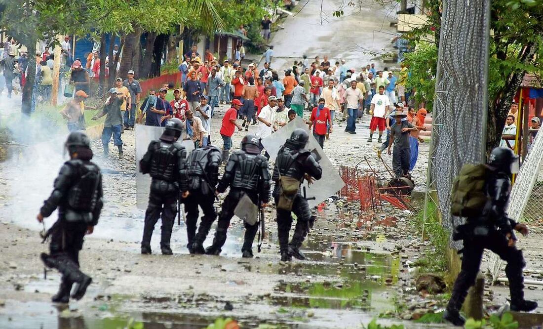 Una protesta de campesinos en Tarazá, Colombia, en contra de la fumigación con el herbicida glifosato de sus cultivos de coca. Foto: Archivo EFE