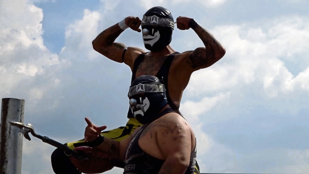 Un deshuesadero en Tlalnepantla se convierte los domingos en un coliseo donde los contendientes sudan sangre. Foto: Alberto González | El universal