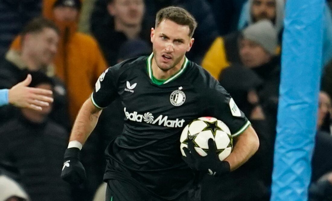 Santiago Giménez fue nominado para el mejor gol del Feyenoord en diciembre - Foto: AP