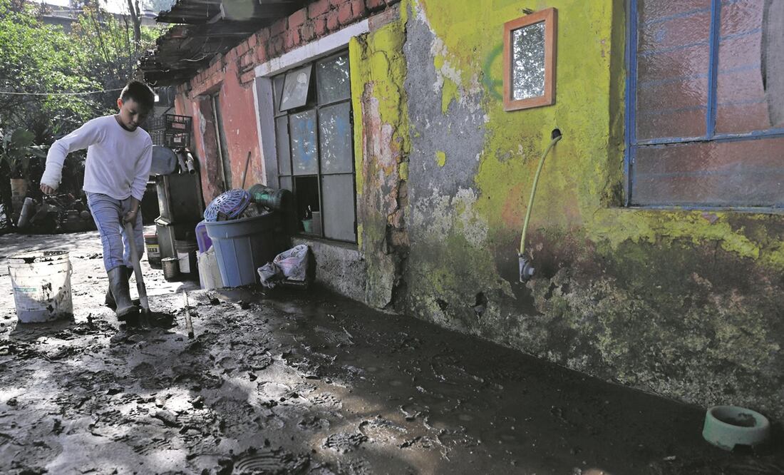 Son 117 familias las afectadas en Topilejo por las lluvias y el desbor- damiento del Río Santiago; ayer iniciaron con obras de reparación.