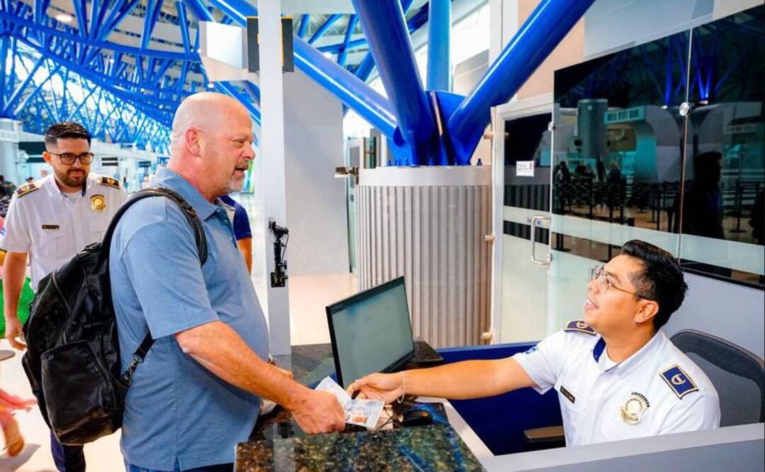 Rick Harrison está en El Salvador como invitado especial del History Fest que se realizará este fin de semana en el país. Foto: @migracion_sv