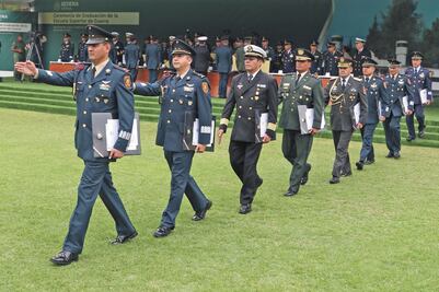Se gradúan 37 militares de Escuela Superior de Guerra