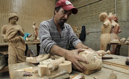 Artesanos elaboran en Jalisco muebles y accesorios para visita papal a México