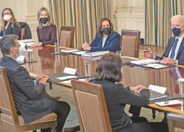 Biden designa a Harris para abordar desafío migratorio