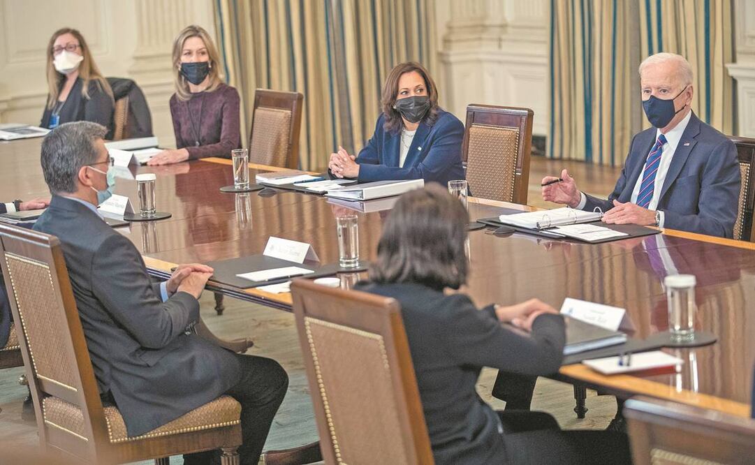 El presidente Joe Biden, con la vicepresidenta, Kamala Harris, ayer en una reunión con otros funcionarios en la Casa Blanca, en Washington. Foto: Shawn Thew/ EFE.