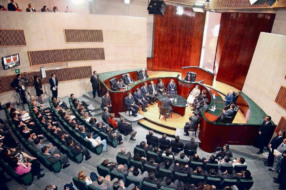 Luego de que EL UNIVERSAL informó que los magistrados del TEPJF ganan más que el presidente Enrique Peña Nieto, legisladores y expertos pidieron solucionarlo por medio de la ley. (ARCHIVO. EL UNIVERSAL)