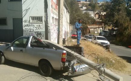 Camión provoca caída de poste y cables en Naucalpan 