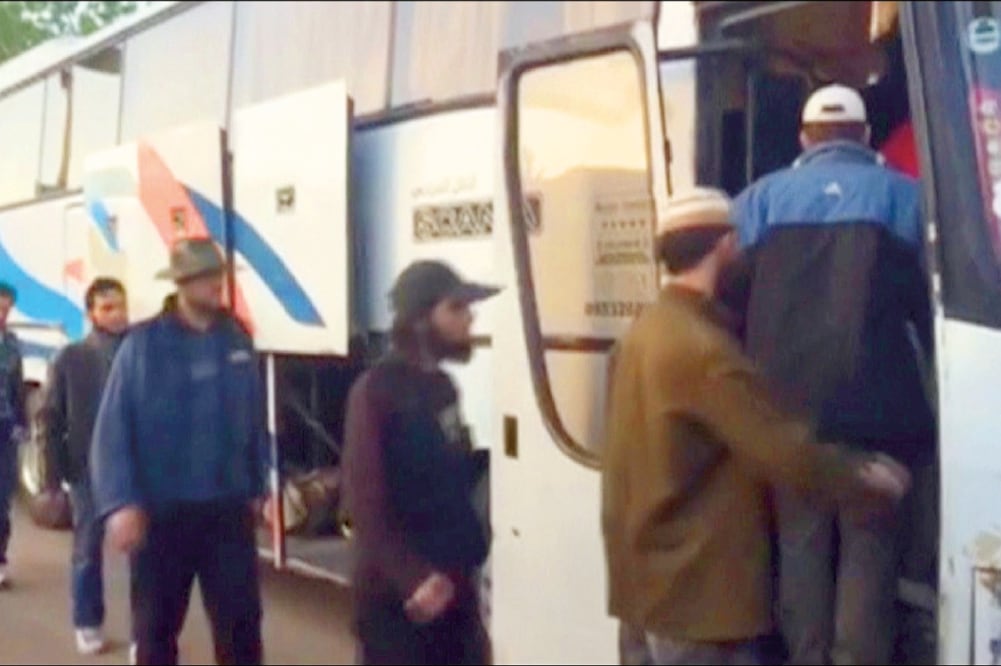 Sirios abordan un autobús para ser desalojados de la localidad de Zabadani, asediada por las fuerzas progubernamentales, luego de un acuerdo mediado por la Media Luna Árabe (REUTERS)