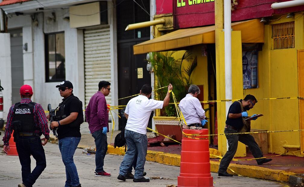 El personal recaba indicios y coteja la información que le entregó la Fiscalía de Veracruz. Foto: Reuters 