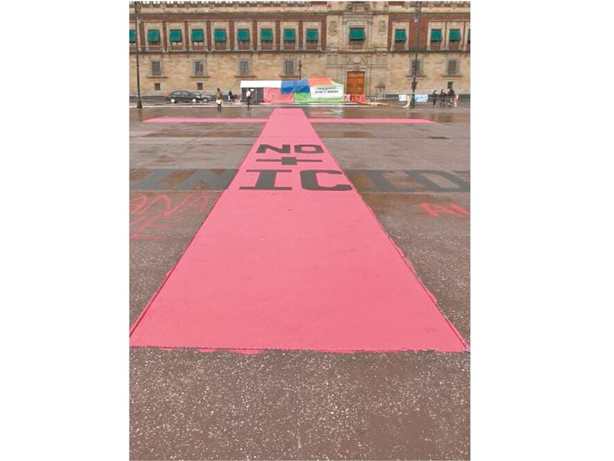 Alrededor de las 12:00 horas pintaron una cruz rosa. Foto: CARLOS MEJÍA. EL UNIVERSAL