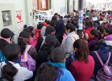 Normalistas bloquean accesos de oficinas de Sección 22 en Oaxaca