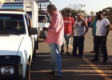 Pobladores obligan a funcionario a pedir cooperación a automovilistas en bloqueo de Oaxaca