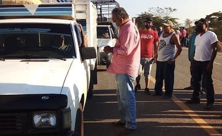 Pobladores obligan a funcionario a pedir cooperación a automovilistas en bloqueo de Oaxaca