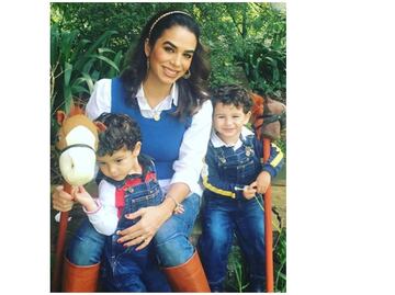 Bibi Gaytán comparte tierna foto navideña de sus mellizos