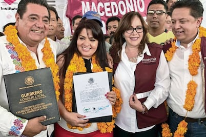 Senadores electos reciben constancia; en la lista Nestora Salgado, Susana Harp y Lilly Téllez