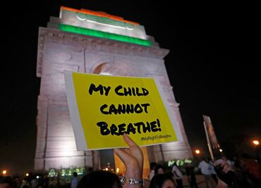 “No puedo respirar bien afuera”; contaminación en Nueva Delhi provoca crisis de salud