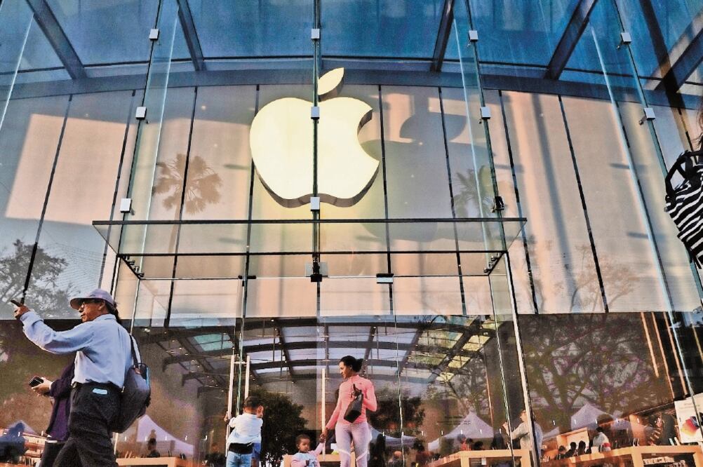 Apple figura en la lista de compañías que se verían afectadas directamente de aprobarse el proyecto de ley en EU respecto al empleo de datos personales. Foto: RICHARD VOGEL. A P