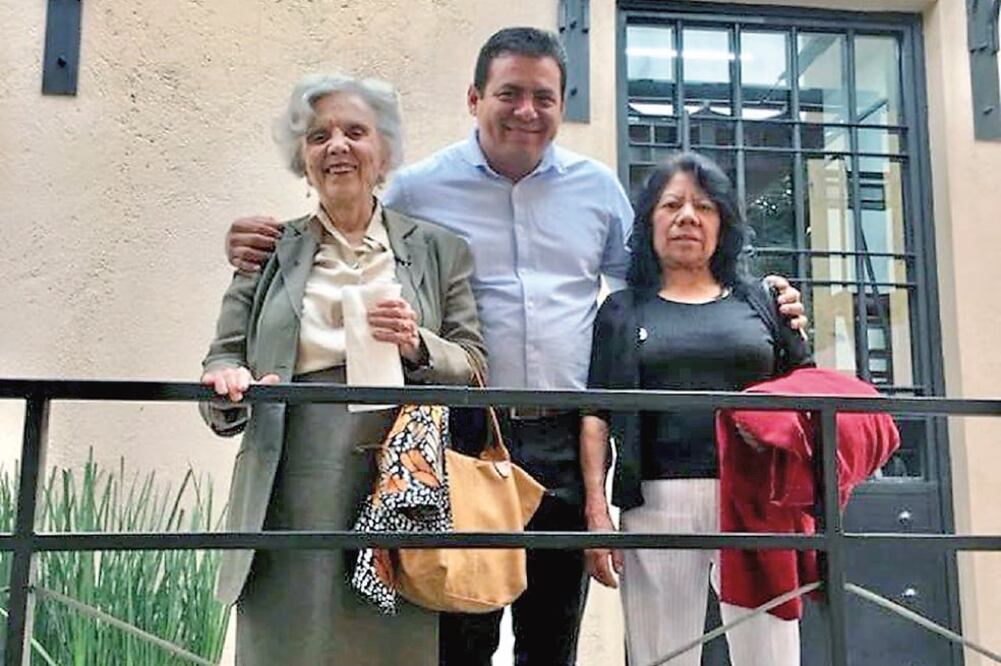 La escritora Elena Poniatowska posa frente a la casona de la Escandón con Conrado, su chofer, y su inseparable Martina. Foto: ESPECIAL