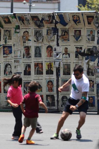 Integrantes del colectivo Hasta Encontrarles, formado por familiares de personas desaparecidas, realizaron la mañana del domingo 12 de abril de 2026 la "Cascarita Para No Olvidar" en la Glorieta de las y los Desaparecidos. Foto: Daniel Augusto/ Cuartoscuro