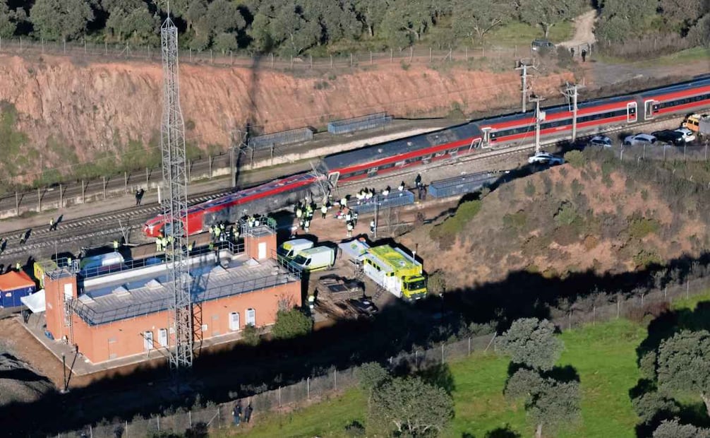 Vista aérea, el lunes, de los trenes accidentados el domingo en España, cerca de Adamuz, en Córdoba, con saldo de al menos 40 muertos. Foto: EFE