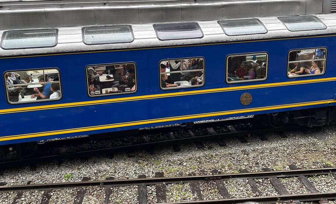 Turistas y viajeros abordan un tren que sale de la estación de Machu Picchu Pueblo, Perú, el 27 de enero de 2024, la mayoría de ellos habiendo permanecido varados por una huelga general. Foto: AFP/Archivo