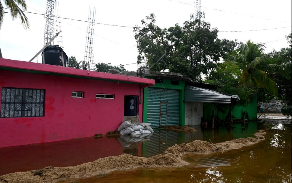 Simón considera a este último huracán como el más dañino para la costa de Guerrero por la cantidad de agua que dejó a su paso por el puerto y otras zonas del estado de Guerrero. Foto: AFP