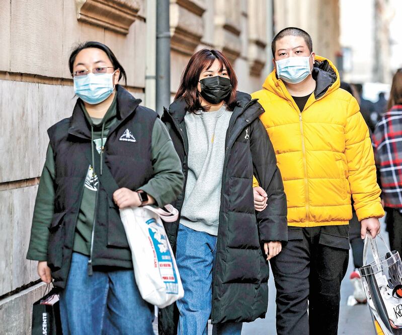 El coronavirus de Wuhan puede ser propagado aún en estado de incubación, es decir, no hay síntomas de infección en un principio. En la imagen, turistas en Roma. Foto: GIUSEPPE LAMI. EFE