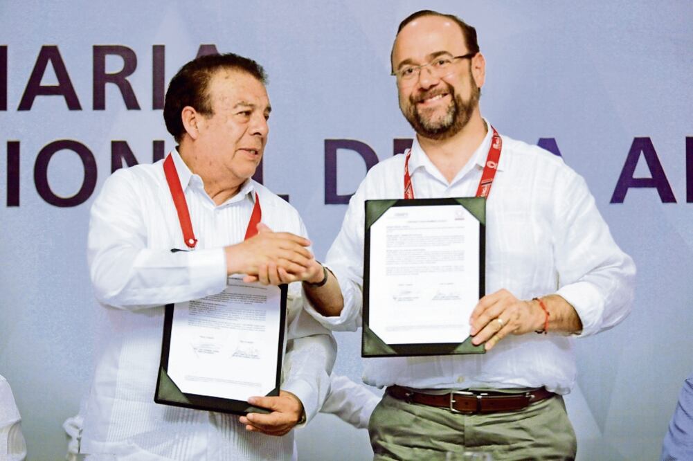Joel Guerrero Juárez, titular del Conafe, y Jaime Valls Esponda, de la ANUIES, durante la firma del convenio celebrado entre ambos organismos, en la segunda sesión ordinaria del consejo nacional de rectores, en Acapulco (IVÁN STEPHENS. EL UNIVERSAL)