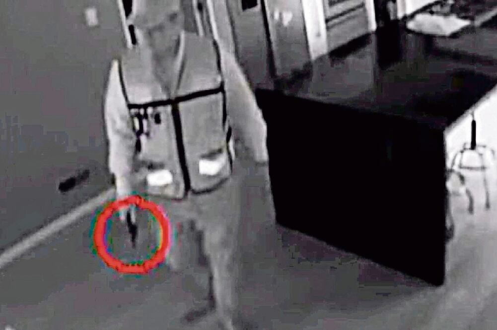 Cámaras de vigilancia grabaron el robo a una casa en Lomas de Chapultepec en donde los delincuentes se hicieron pasar por trabajadores del Sistema de Aguas de la CDMX en 2015. (ARCHIVO EL UNIVERSAL)